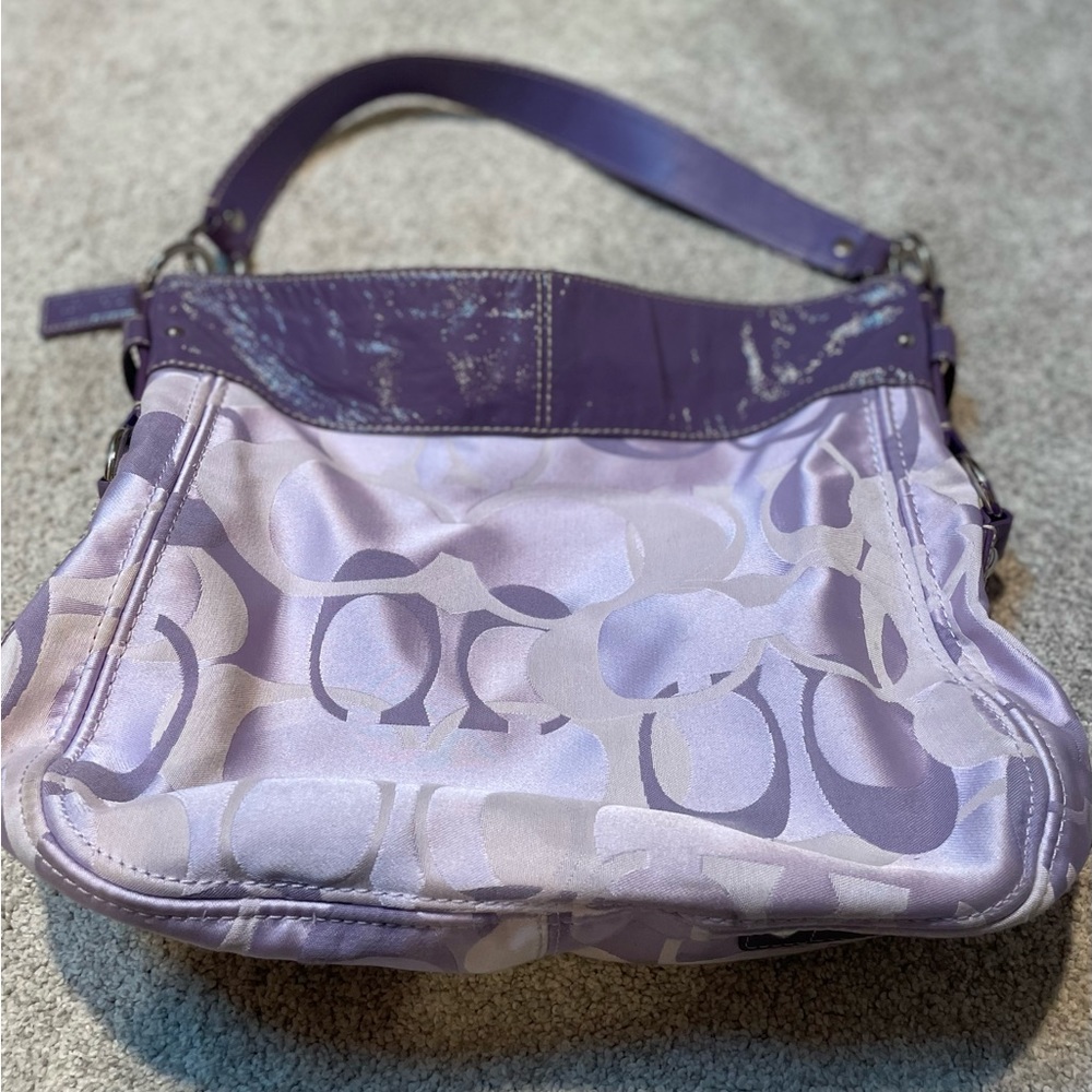Rare lilac authentic Coach shoulder bag that doubles as a crossbody bag too!